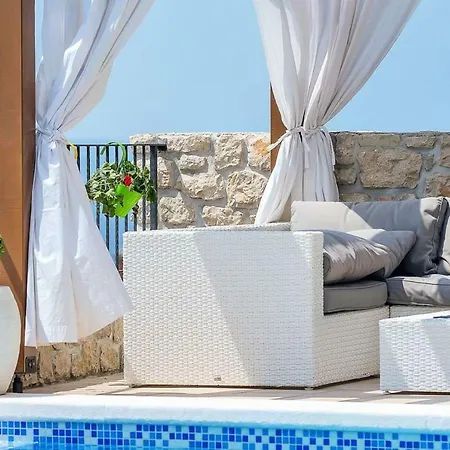 Holiday Mendula Makarska